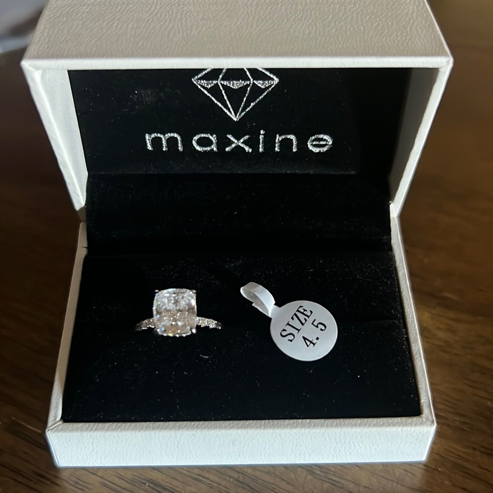 NIB Maxine Jewelry Travel Engagement Ring 4.5